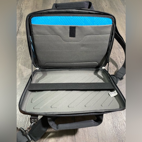 Thule - Gauntlet Attaché Case for 13" Apple MacBook and MacBook Pro - Black - Picture 3 of 5